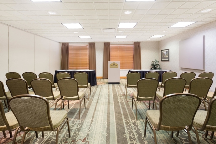 Imagen de los interiores del Hotel Wingate by Wyndham Calgary South. Foto 14
