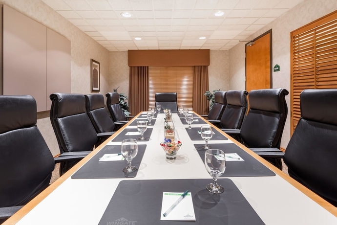 Imagen de los interiores del Hotel Wingate by Wyndham Calgary South. Foto 15