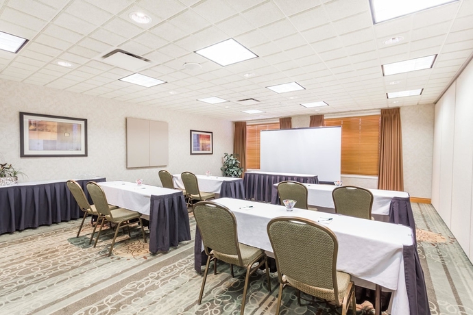 Imagen de los interiores del Hotel Wingate by Wyndham Calgary South. Foto 16