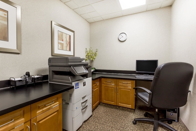Imagen de los interiores del Hotel Wingate by Wyndham Calgary South. Foto 17