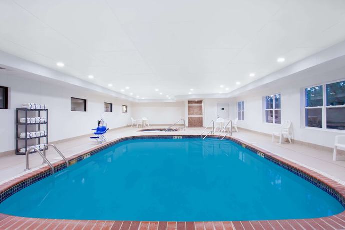 Imagen de la piscina del Hotel Wingate by Wyndham Columbia. Foto 20