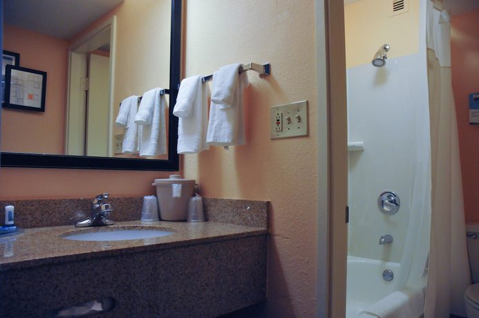 Imagen de la habitación del Hotel Wingate by Wyndham Dayton North. Foto 12