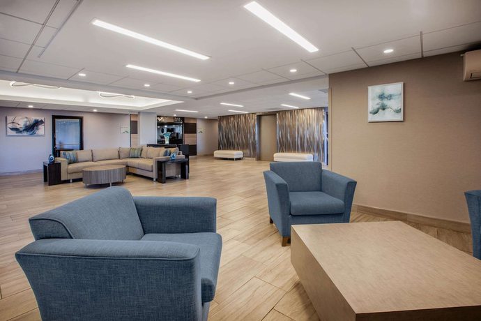 Imagen de los interiores del Hotel Wingate by Wyndham Detroit Metro Airport. Foto 20
