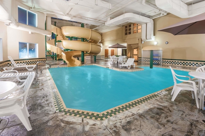 Imagen de la piscina del Hotel Wingate by Wyndham Edmonton West. Foto 19