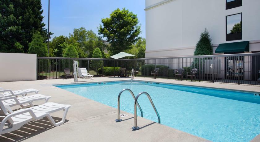 Imagen de la piscina del Hotel Wingate by Wyndham Garner/Raleigh South. Foto 10