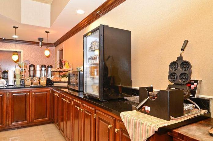 Imagen del bar/restaurante del Hotel Wingate by Wyndham Greensboro/Coliseum. Foto 6