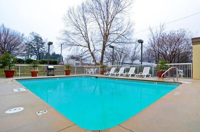 Imagen de la piscina del Hotel Wingate by Wyndham Greensboro/Coliseum. Foto 12