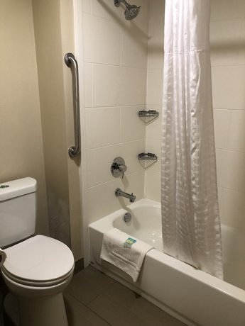 Imagen de la habitación del Hotel Wingate by Wyndham Grove City. Foto 20