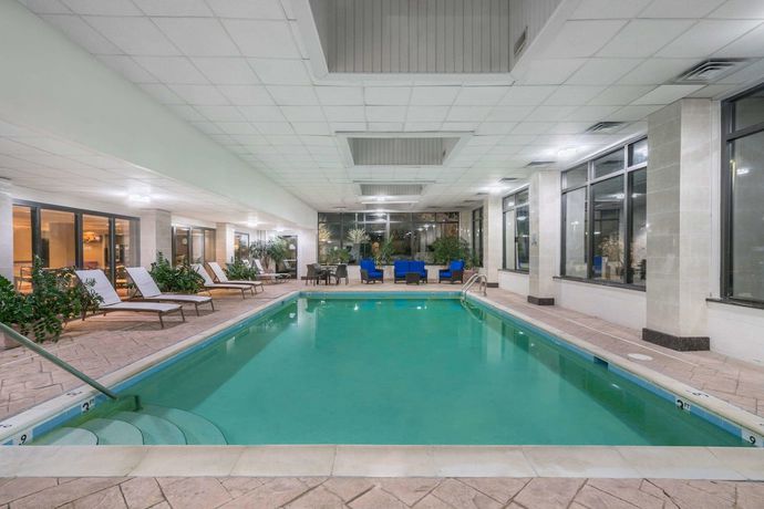 Imagen de la piscina del Hotel Wingate by Wyndham Lexington. Foto 11