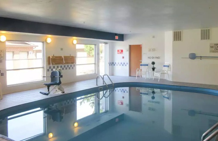 Imagen de la piscina del Hotel Wingate by Wyndham Marion. Foto 20