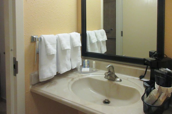 Imagen de la habitación del Hotel Wingate by Wyndham Marion. Foto 6