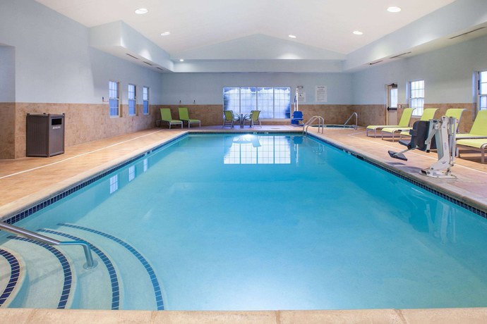 Imagen de la piscina del Hotel Wingate by Wyndham Roseville/Detroit. Foto 20