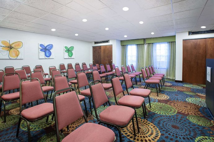 Imagen de los interiores del Hotel Wingate by Wyndham Roseville/Detroit. Foto 18