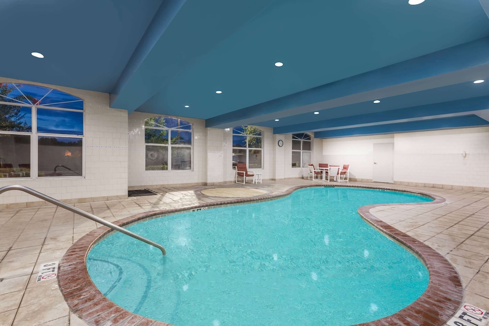 Imagen de la piscina del Hotel Wingate by Wyndham Savannah Gateway. Foto 20