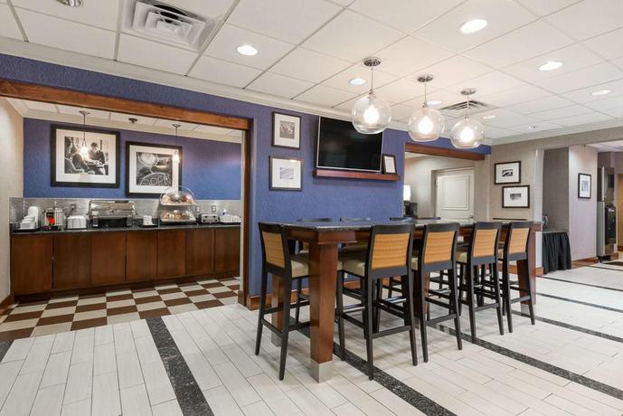 Imagen del bar/restaurante del Hotel Wingate by Wyndham Springfield. Foto 7