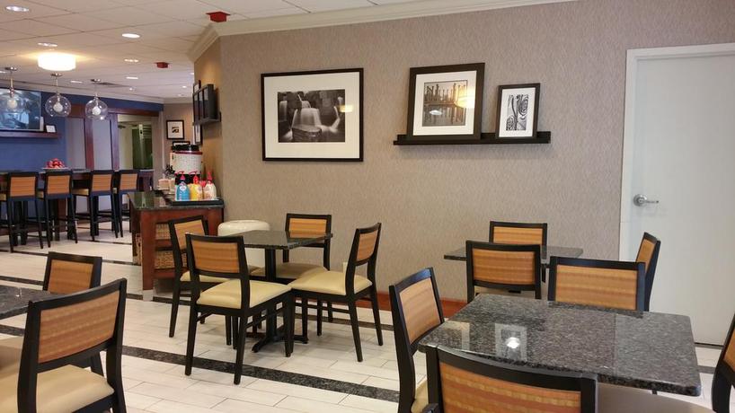 Imagen del bar/restaurante del Hotel Wingate by Wyndham Springfield. Foto 8