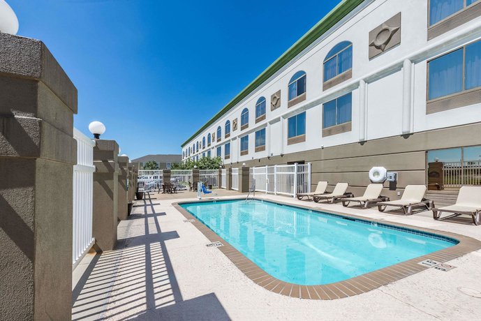 Imagen de la piscina del Hotel Wingate by Wyndham Sulphur Near Lake Charles. Foto 16