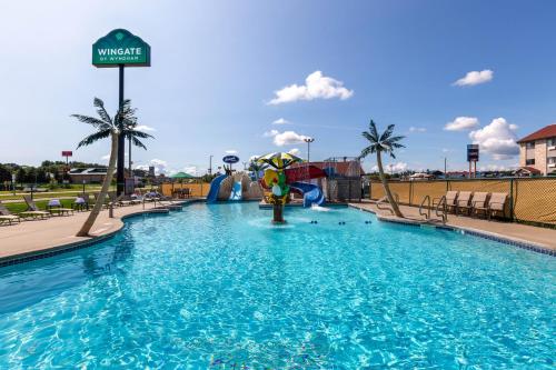 Imagen de la piscina del Hotel Wingate by Wyndham Wisconsin Dells Waterpark. Foto 22