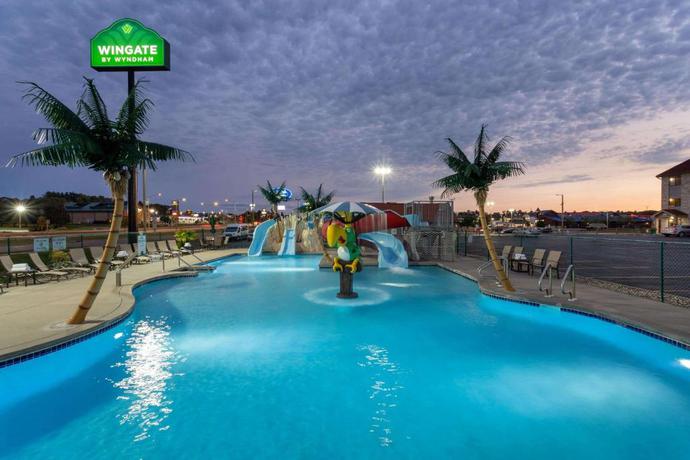 Imagen de la piscina del Hotel Wingate by Wyndham Wisconsin Dells Waterpark. Foto 23