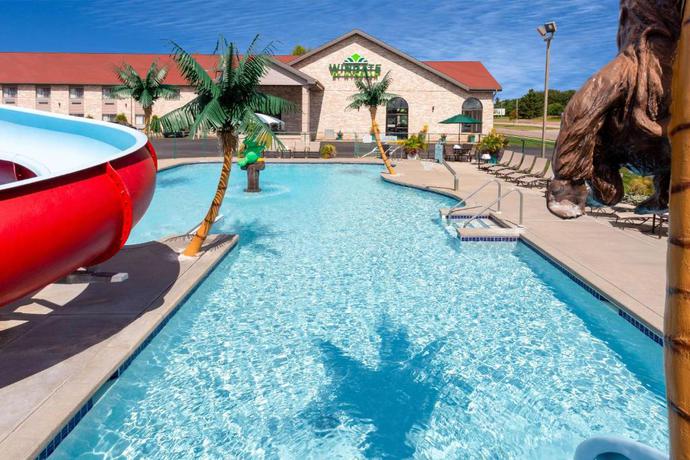 Imagen de la piscina del Hotel Wingate by Wyndham Wisconsin Dells Waterpark. Foto 24