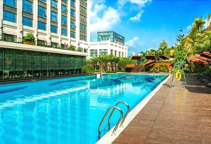 Imagen de la piscina del Hotel Winlong International. Foto 17