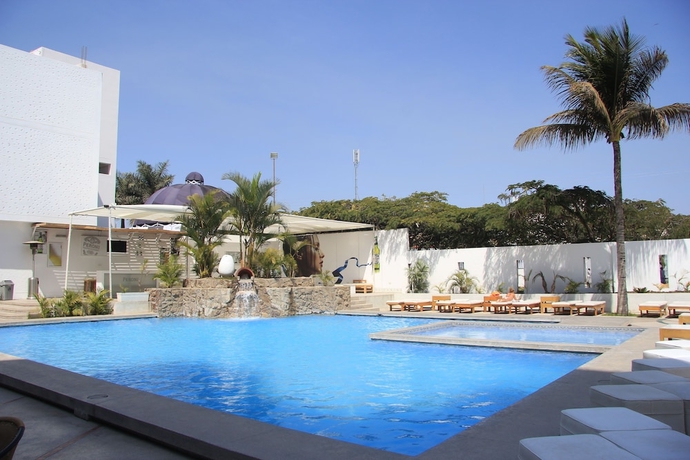 Imagen de la piscina del Hotel Winmeier and Casino. Foto 19