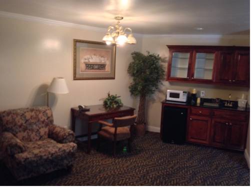 Imagen de la habitación del Hotel Winton Inn & Suites. Foto 9