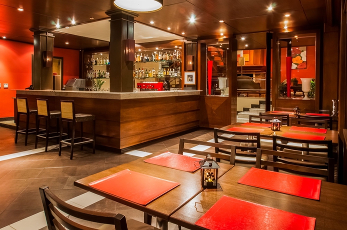 Imagen del bar/restaurante del Hotel Wish Serrano. Foto 5