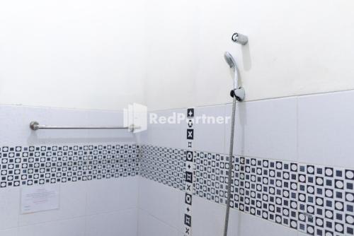 Imagen de la habitación del Hotel Wisma Aini Syariah Mitra RedDoorz. Foto 18