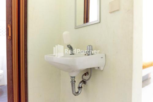 Imagen de la habitación del Hotel Wisma Aini Syariah Mitra RedDoorz. Foto 20