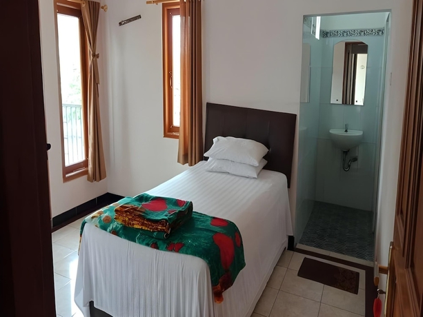 Imagen de la habitación del Hotel Wisma CK Kebumen by Cozzy. Foto 8