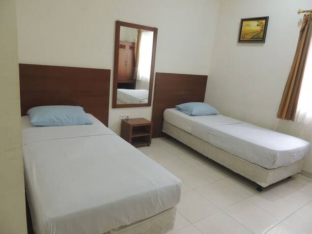 Imagen de la habitación del Hotel Wisma Tamu UKSW. Foto 11
