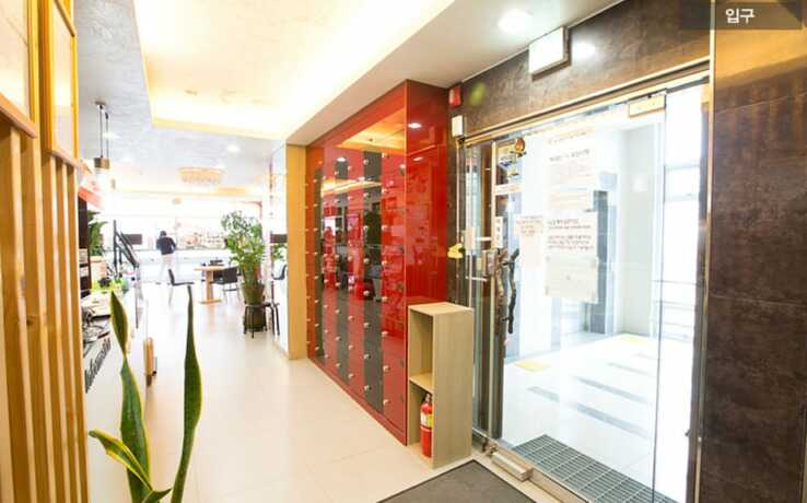 Imagen de los interiores del Hotel With Guesthouse. Foto 20