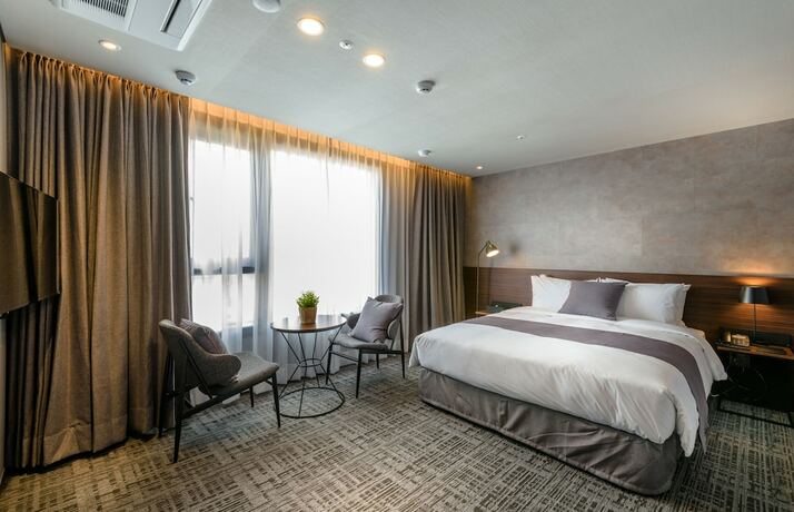 Imagen de la habitación del Hotel Withstay. Foto 16