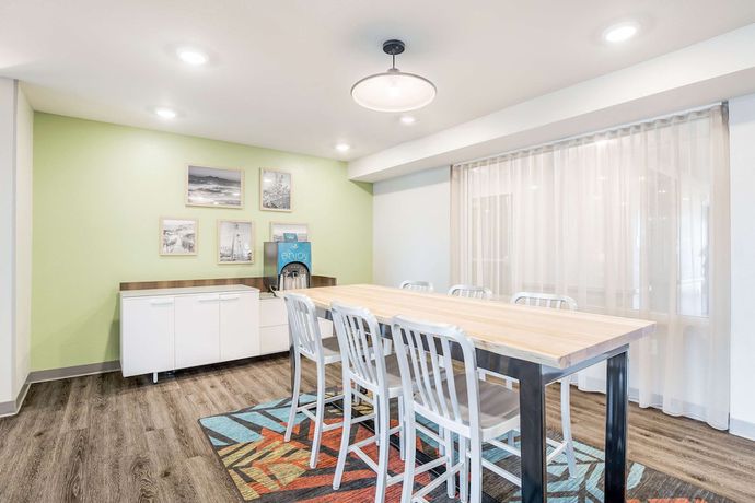 Imagen de los interiores del Hotel WoodSpring Suites Colton. Foto 15