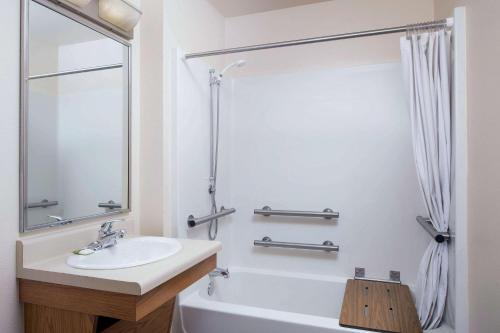 Imagen de la habitación del Hotel WoodSpring Suites Firestone Longmont. Foto 16
