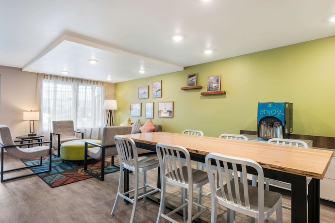 Imagen de los interiores del Hotel WoodSpring Suites Linden. Foto 16