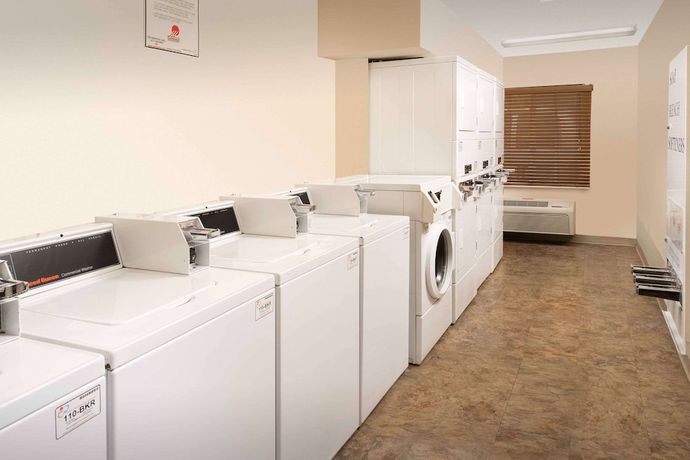 Imagen de los interiores del Hotel WoodSpring Suites San Antonio North Live Oak I-35. Foto 19