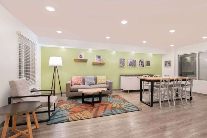 Imagen de los interiores del Hotel WoodSpring Suites Savannah Pooler. Foto 19