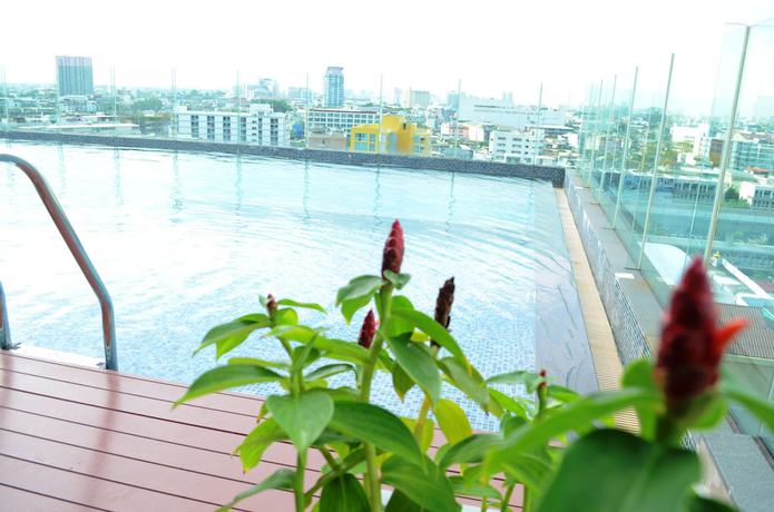Imagen de la piscina del Hotel Wooden Suites (the Rich @sathorn-taksin). Foto 16