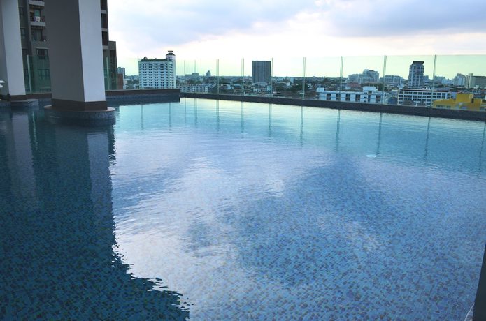 Imagen de la piscina del Hotel Wooden Suites (the Rich @sathorn-taksin). Foto 19