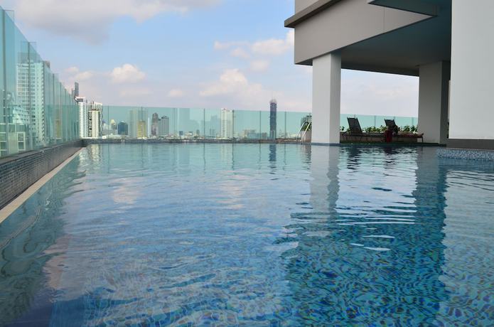 Imagen de la piscina del Hotel Wooden Suites (the Rich @sathorn-taksin). Foto 20