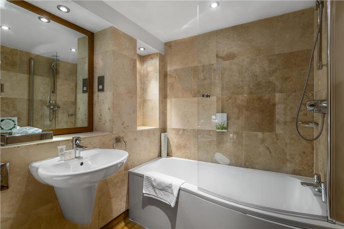 Imagen general del Hotel Woodford Bridge Country Club. Foto 2