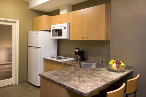 Imagen de la habitación del Hotel Woodlands Inn & Suites. Foto 14