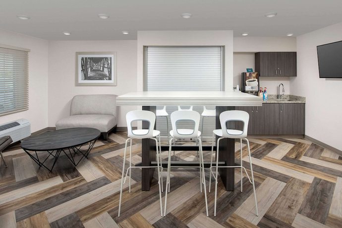 Imagen de los interiores del Hotel Woodspring Suites Broken Arrow. Foto 18