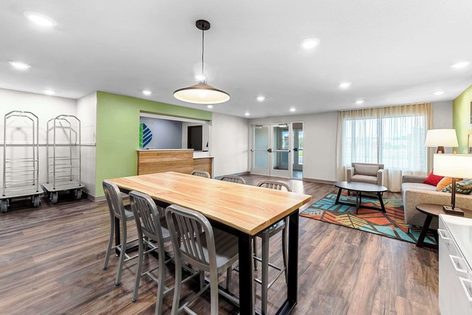 Imagen de los interiores del Hotel Woodspring Suites Kansas City Airport. Foto 12