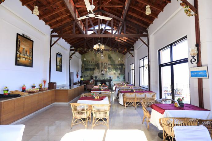 Imagen del bar/restaurante del Hotel Woodsvilla Resort. Foto 7