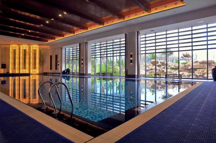 Imagen de la piscina del Hotel Worldhotel Grand Dushulake Suzhou. Foto 20
