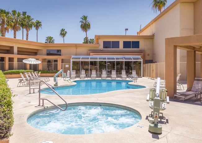 Imagen de la piscina del Hotel Worldmark Palm Springs - Plaza Resort and Spa. Foto 15