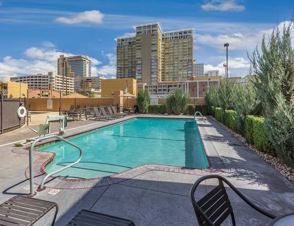 Imagen de la piscina del Hotel Worldmark Reno. Foto 6